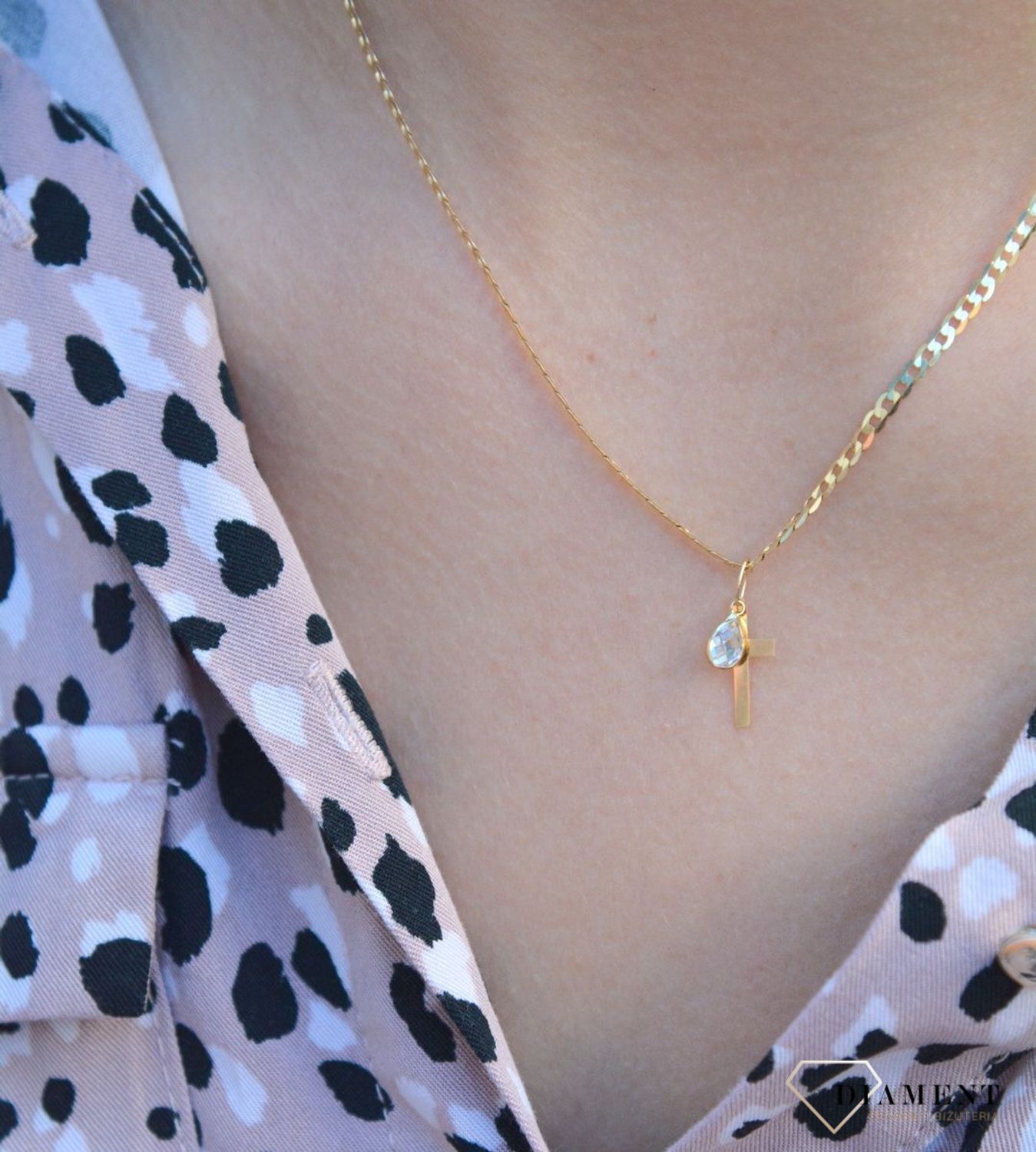 Złota zawieszka na łańcuszek krzyżyk z białą cyrkonią ZA 4698. Złoty wisiorek krzyżyk z wizerunkiem Pana Jezusa to biżuteria sakralna, która sprawdzi się jako prezent na takie okazje jak chrzest, bierzmowanie czy komunia..jpg